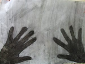 Maos em negativo 2012 81 16